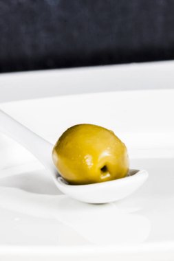 Beyaz Seramik kaşık zeytin