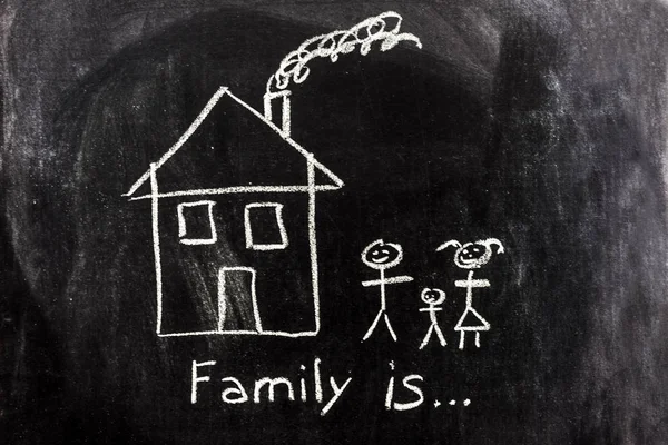 一个家庭和一个小家庭的简单素描与父亲 母亲和孩子 画在黑板上 — 图库照片