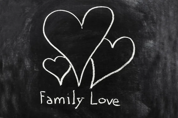 家族の愛を表すために黒板上 つの心を持つコンセプト イメージ スケッチ — ストック写真
