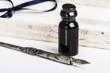 Eski kalem ve mürekkep şişesi