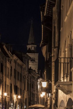 Pordenone (İtalya), gece