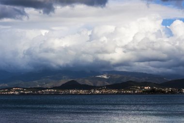 Izmir (Türkiye yakınındaki tepelerde fırtınalı bulutlar)