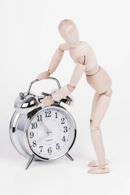 Ahşap kukla çalar saat kontrol ediyor