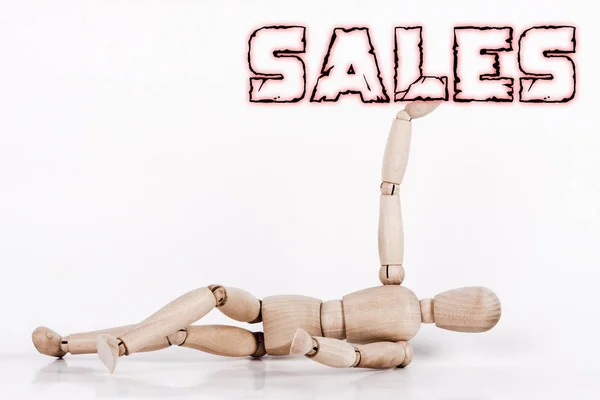 Puppe am Boden liegend, mit erhobenem rechten Arm — Stockfoto