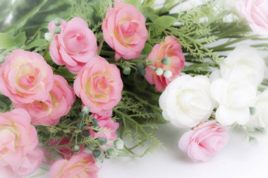 Beyaz bir tablo bazı pembe ve beyaz güller