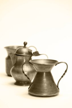 Beyaz arka planda, siyah ve beyaz olarak izole edilmiş, küçük dekoratif bakır esnaf serileri - fotoğrafçılık