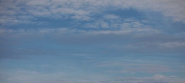 yumuşak bulutlu gökyüzü