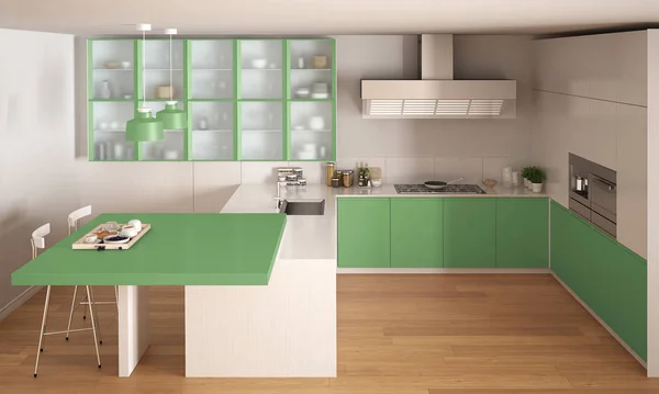 Класична мінімальна біла і зелена кухня з паркетною підлогою, режим — стокове фото