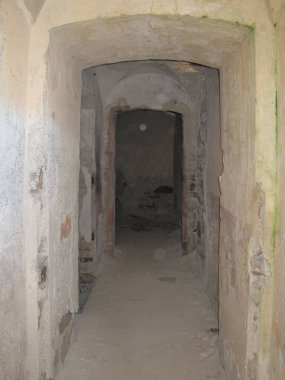 Vintage eski yıkık bina hasarlı sıva ile tünel kapılar