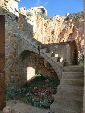 Eski taş sur, Caprera Adası, Sardin kemerli merdiven