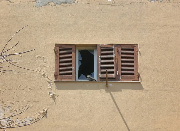 Vecchia finestra di legno con vetro rotto, piccione, edificio abbandonato — Foto Stock