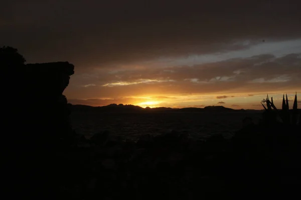 Atardecer dramático sobre el mar después de una tormenta, naturaleza salvaje, Cerdeña —  Fotos de Stock