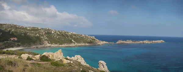 Panorama van de zee, strand en granieten rotsen, Sardinië, Santa Teresa Ga — Stockfoto