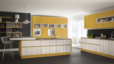 Modern beyaz mutfak ahşap ve sarı ayrıntılarla, minimalisti