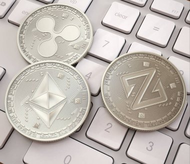 Cryptocurrencies beyaz klavye, Platin fiziksel paraları, araştırma cryptocurrency kavramı yığını
