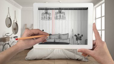 Holding ve modern yatak odası sketc gösterilen tablete çizim eller