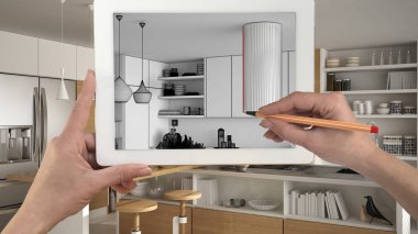 Holding ve modern mutfak sketc gösterilen tablete çizim eller