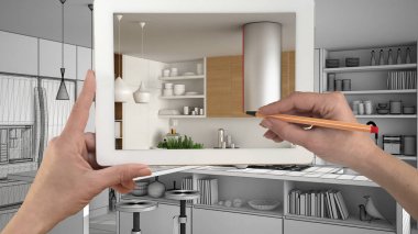 Holding ve gerçek bitmiş minima gösterilen tablete çizim eller