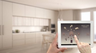Akıllı uzaktan ev kontrol sistemi dijital tablet. Aygıt app simgeleri ile. Bulanık iç mimari tasarım arka planda klasik mutfak