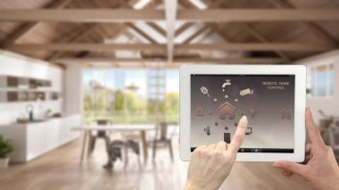 Akıllı uzaktan ev kontrol sistemi dijital tablet. Aygıt app simgeleri ile. Bulanık iç mimari tasarım arka planda minimalist mutfak