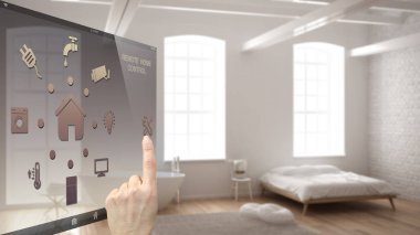 Akıllı ev kontrol kavramı, küvet, mimari iç tasarım ile mobil uygulama bulanık arka plan gösteren modern yatak odasından dijital arabirimi denetleme ver.