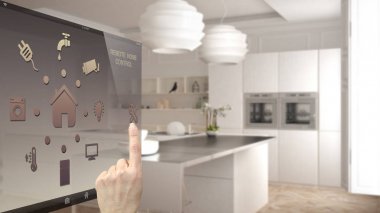 Akıllı ev kontrol kavramı, mobil uygulama bulanık arka plan gösteren modern mutfak, mimari iç tasarım dijital arabirimi denetleme el