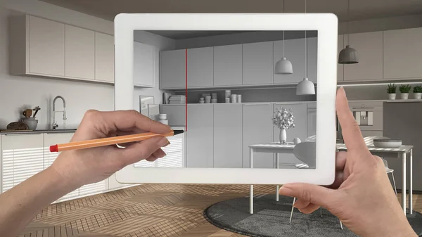 Mains tenant et dessinant sur tablette montrant sketc cuisine moderne — Photo