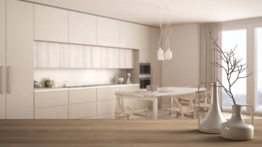 Ahşap masa üstü veya bulanık minimalist klasik mutfak, beyaz iç tasarım üzerinde minimalist modern vazo ile raf