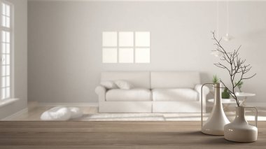 Ahşap masa üstü veya bulanık minimalist İskandinav oturma odası, beyaz iç tasarım üzerinde minimalist modern vazo ile raf