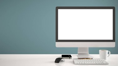 Masaüstü mockup, şablon, çalışma masası boş ekran, klavye fare ve kalemler ve kurşun kalemler, mavi pantone ile not etmek üstünde bilgisayar arka plan renkli