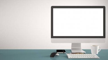 Masaüstü mockup, şablon, mavi pantone renkli çalışma masası boş ekran, klavye fare ve kalemler ve kurşun kalemler, beyaz arka plan ile not etmek üstünde bilgisayar