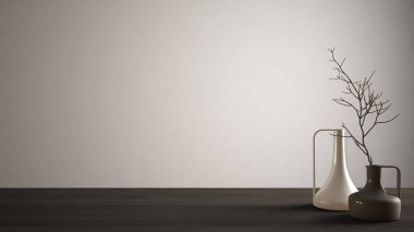 Boş iç tasarım konsepti, ahşap masa veya modern minimalist vazolar, beyaz mimari arka plan ile raf