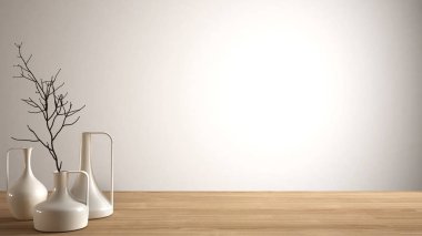 Boş iç tasarım konsepti, ahşap masa veya modern minimalist vazolar, beyaz mimari arka plan ile raf