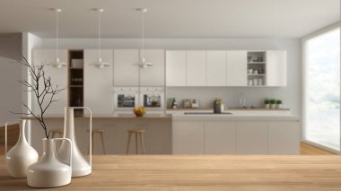 Ahşap masa üstü veya bulanık İskandinav modern mutfak, beyaz iç tasarım üzerinde minimalist modern vazo ile raf