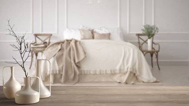 Ahşap masa üstü veya bulanık minimalist klasik yatak odası beyaz iç tasarım üzerinde minimalist modern vazo ile raf
