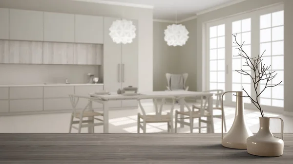 Plateau ou étagère en bois avec des vases modernes minimalistes sur une cuisine blanche classique floue avec table à manger, design intérieur blanc — Photo