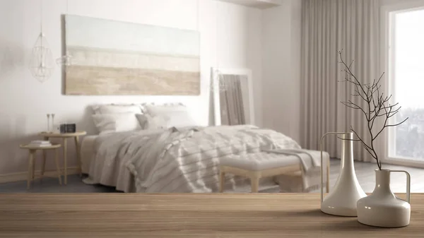 Drewniany blat i półka z minimalistycznym nowoczesne wazony nad niewyraźne minimalistyczny klasyczna sypialnia, biały wnętrz — Zdjęcie stockowe