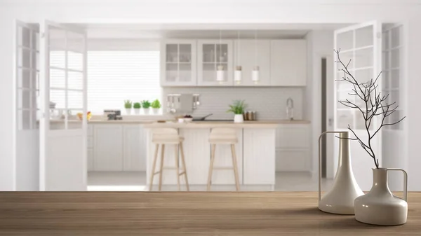 Mesa de madera o estante con jarrones modernos minimalistas sobre cocina clásica escandinava borrosa, diseño interior blanco — Foto de Stock
