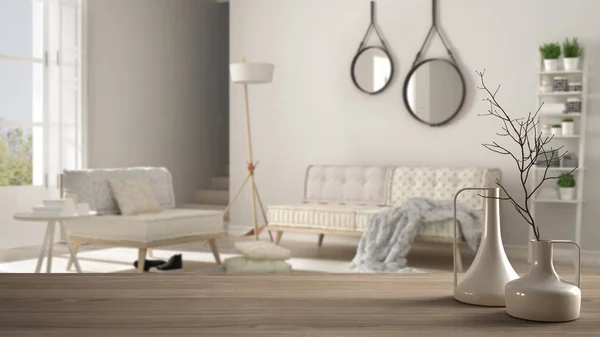 Tampo de mesa de madeira ou prateleira com vasos modernos minimalistas sobre a sala de estar escandinava minimalista borrada, design de interiores brancos — Fotografia de Stock
