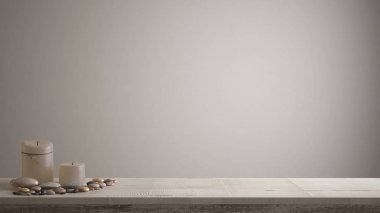 Boş iç tasarım konsepti, ahşap antika masa veya mum ve çakıl, zen ruh hali, beyaz mimari arka plan ile raf