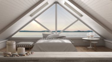 Ahşap antika masa üstü veya mumlar ve çakıl, zen ruh hali ile raf üzerinde klasik asma çatı büyük pencere ve deniz panorama, yatak odası, beyaz mimari iç tasarım ile bulanık