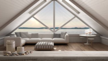 Ahşap antika masa üstü veya mumlar ve çakıl, bulanık asma çatı büyük pencere ve deniz panorama, oturma odası, beyaz mimari iç tasarım üzerinde zen ruh hali ile raf