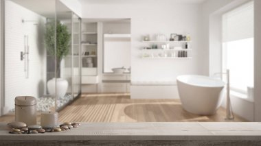 Ahşap antika masa üstü veya mumlar ve çakıl, bulanık minimalist banyo duş ve giyinme, beyaz mimari iç tasarım üzerinde zen ruh hali ile raf