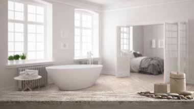 Ahşap antika masa üstü veya raf mumlar ve çakıl, zen ruh, minimalist İskandinav beyaz banyo yatak odası, beyaz mimari iç tasarımı ile üzerinde bulanık