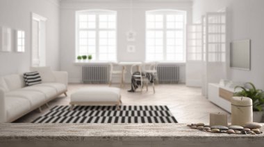 Ahşap antika masa üstü veya mumlar ve çakıl, bulanık parlak minimalist ve oturma odası kanepe yemek masası, beyaz mimari iç tasarım üzerinde zen ruh hali ile raf