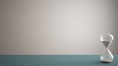 Mavi pantone tablo, Danışma veya geri sayım için bir son tarih, beyaz kopya alan arka plan içinde geçen süre ölçümünü kristal modern kum saati ile raf