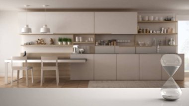 Beyaz tablo veya bulanık modern mutfak yemek masası, mimari iç tasarım, kopya alan arka plan ile üzerinden geçen süre ölçümünü kristal kum saati ile raf