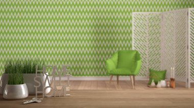Ahşap masa, masa veya saksı çim tesisi, evin anahtarları ve 3d harf kelime evim güzel evim mimari iç tasarım, modern oturma odası üzerinde yapım ile raf kopyalama alanı arka plan