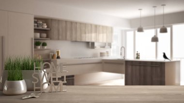 Ahşap masa veya raf Saksılı bitki, evin anahtarları ve 3d harf kelime evim güzel evim üzerinde bulanık modern mutfak, mimari arka plan iç tasarım yapma