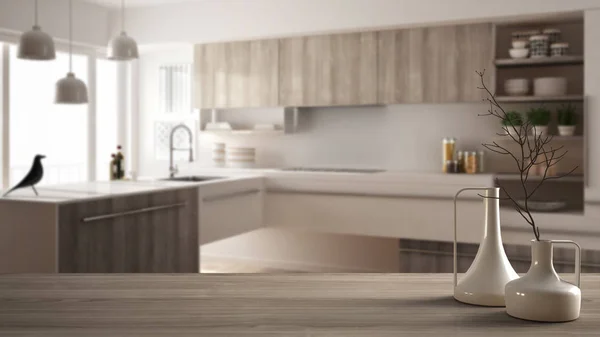 Drewniany blat i półka z minimalistycznym nowoczesne wazony nad niewyraźne minimalistycznej nowoczesnej kuchni, białe architektura wnętrz — Zdjęcie stockowe